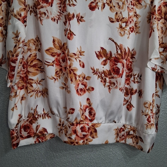 Umgee V Neck Floral Blouse With A Twisted Hemline    Size 1XL - Picture 13 of 14